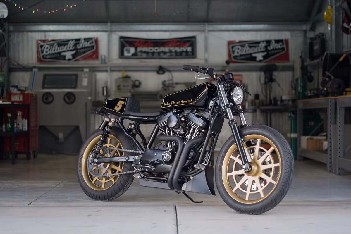 Tông màu chính của chiếc Harley-Davidson 1200 Sportster độ cafe racer này là vàng - đen, với các hoạ tiết trang trí lấy cảm hứng chiếc xe đua F1 Lotus-Ford vô địch mùa giải 1978.