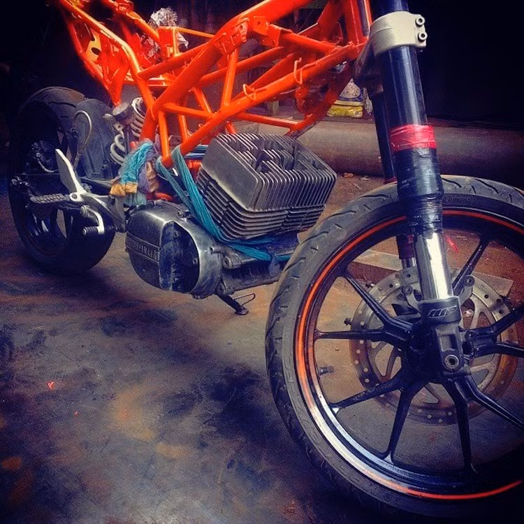 Để bắt đầu, chàng trai trẻ người Ấn Độ đã mua một chassis của KTM Duke, sau đó là một chiếc Yamaha RD350 "nát" hoàn toàn. Kế hoạch của Aseem đó là gắn động cơ của RD350 lên khung của Duke, kết hợp với thiết kế riêng của anh.