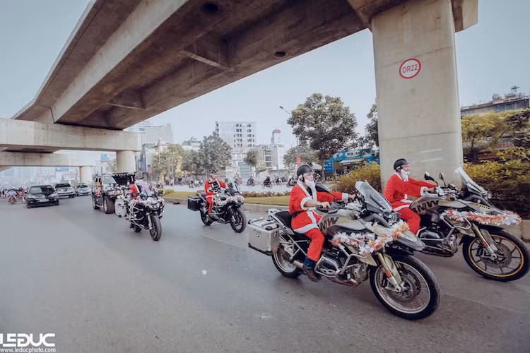 Tổng cộng đã có 6 thành viên cải trang thành ông già Noel và chạy trên những chiếc BMW R1200GS.