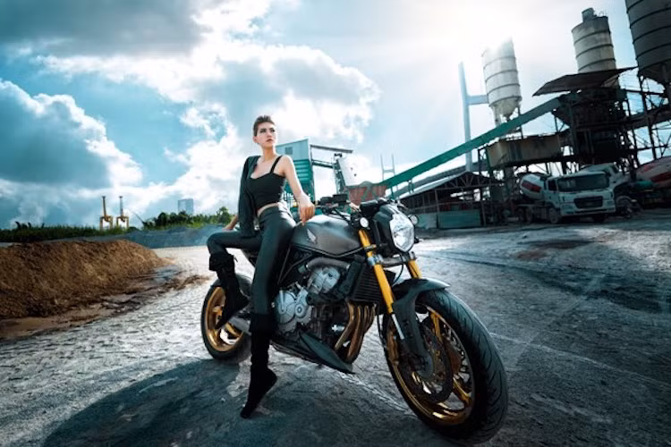 Để có thể lên dáng Streetfighter cho Hornet, phần đuôi xe đã được chế mủ vuốt nhọn như sportbike, đồng thời đầu xe được thay bằng đèn pha của Yamaha MT-03 thế hệ trước.