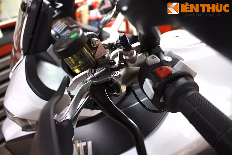 Xi-nhan của xe được tích hợp trên ốp bảo vệ tay. Cả 2 cụm tay côn và phanh đều do hãng Brembo cung cấp.