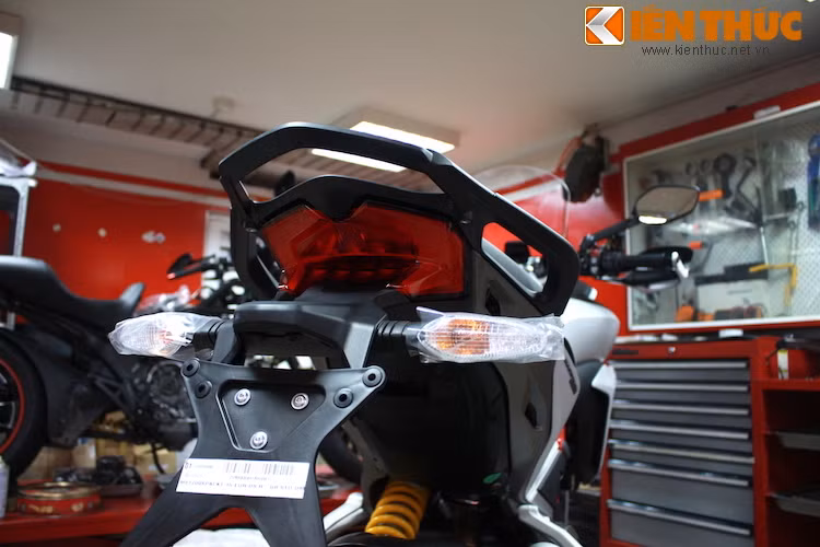 Ducati lần đầu tiên kết nối Biker – Internet – Multistrada thông qua DMS. Sử dụng công nghệ Bluetooth hiện thị trên màn hình TFT thông qua cụm công tắc thông minh phía tay lái của xe.