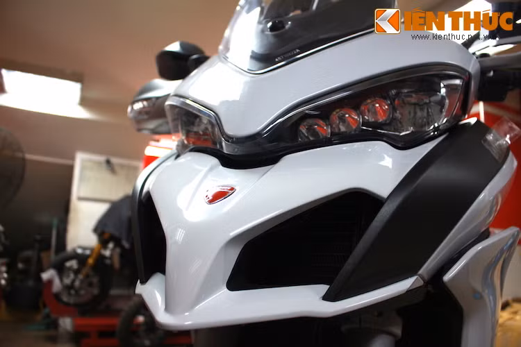 Đầu xe được thiết kế với với "đôi mắt" là đèn pha kép hiện đại với hệ thống Ducati Cornering Lights (DCL) với đèn pha chiếu sáng góc cua.