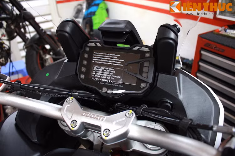 Multistrada 2015 được trang bị cực nhiều công nghệ, chính điều đó, một bảng đồng hồ điện tử lớn đã được trang bị nhằm cung cấp đầy đủ thông tin quan trọng về chiếc xe và hành trình.