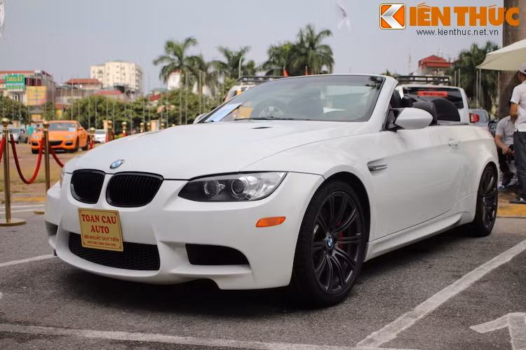 Một chiếc BMW M3 E92 phiên bản mui trần, là thế hệ M3 cuối cùng sở hữu động cơ nạp khí tự nhiên và cũng đồng thời là thế hệ duy nhất trang bị động cơ V8.