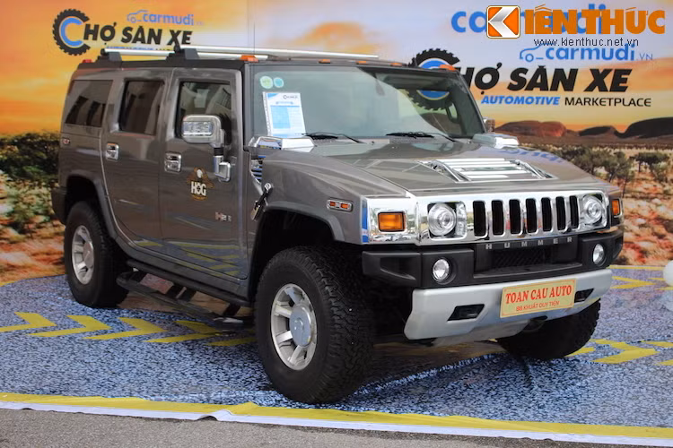 Cũng đã bị ngừng sản xuất từ năm 2009, nhưng vẻ "bệ vệ" của một chiếc Hummer H2 vẫn thu hút được nhiều ánh nhìn mỗi khi xuất hiện trước đám đông.