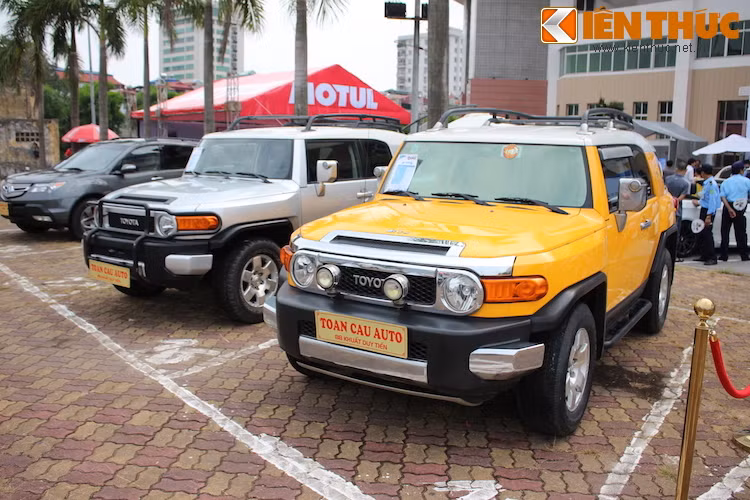 Cặp đôi Toyota FJ Cruiser với thiết kế vừa hiện đại, vừa hoài cổ, lấy cảm hứng từ chiếc Toyota Land Cruiser FJ40 những năm 60 của thế kỷ trước.