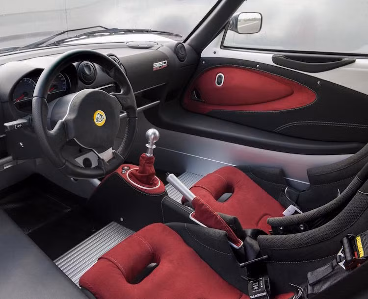 Giống các mẫu xe khác của Lotus, Exige 360 Cup có nội thất tối giản hết mức có thể để giảm trọng lượng. Thậm chí xe còn không có điều hoà, nhưng khách hàng có thể đặt hàng hệ thống này.