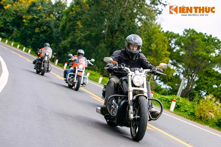 Họ cũng là những người sống và làm việc lâu năm tại Việt Nam, đam mê dòng xe Harley-Davidson và muốn khám phá những cung đường Việt.