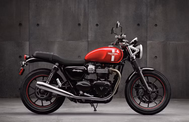 Nằm trong loạt xe mới ra mang phong cách hoài cổ của hãng xe Anh quốc, Triump Street Twin sẽ đóng vai trò là mẫu xe rẻ nhất của hãng và thay thế vị trí của dòng Bonneville hiện tại.
