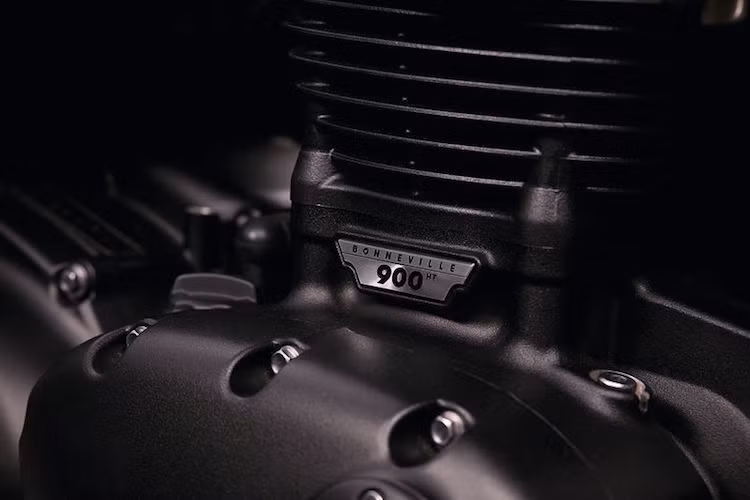 Vẫn có dạng 2 xi-lanh thẳng hàng 8 van nhưng so với chiếc Bonneville hiện nay, động cơ của Street Twin được nâng dung tích lên từ 865 lên thành 899 cc và được trang bị tản nhiệt bằng chất lỏng.