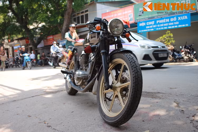 Do có dáng gốc là cruiser nên dòng xe này thường không được nhiều người lựa chọn để "lên dáng" Cafe Racer.
