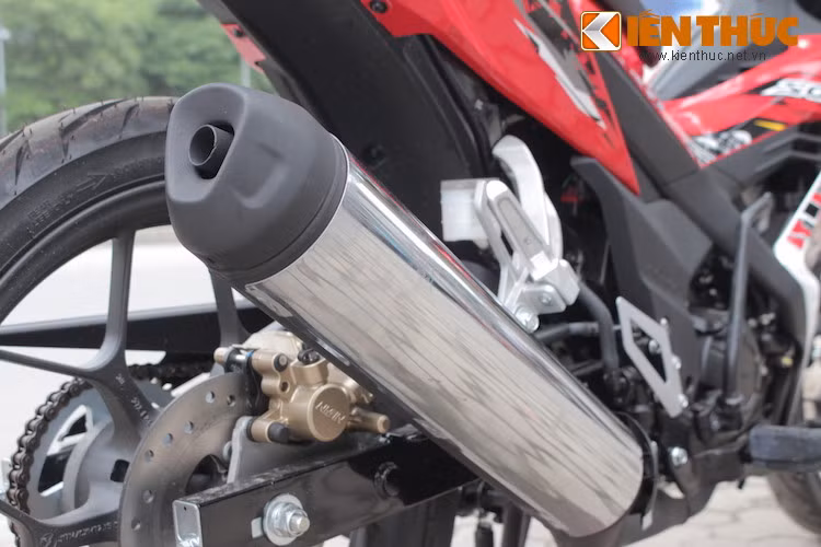 Phuộc sau có dạng monoshock. Ống xả lớn tương tự Suzuki Raider cũng là chi tiết mà chắc chắn nhiều người mua xe sẽ muốn thay thế khi đưa Sonic 150R về nhà.