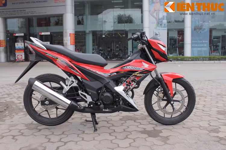 Xe được trang bị hệ thống phanh đĩa kép, với đĩa trước bản lớn giống như đối thủ Suzuki Raider.