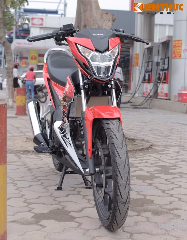  Honda Sonic 150R là "hậu duệ" của dòng hyper underbone Sonic 125 nổi tiếng, được dân chơi xe trên khắp khu vực Đông Nam Á, trong đó có Việt Nam ưa chuộng.