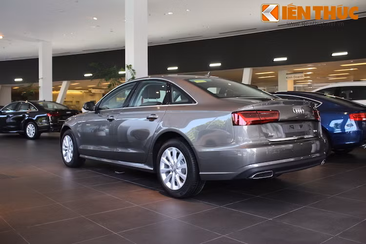 Lần này, Audi đã chỉ thay đổi rất nhẹ một số chi tiết trên xe, khiến ngay cả những người yêu xe cũng khó có thể phân biệt A6 Ultra 2015 với các phiên bản cũ hơn nếu chỉ nhìn thoáng qua.