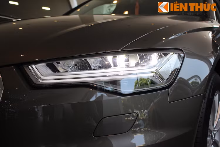Đặc biệt, trên phiên bản A6 mới này, Audi đã trang bị đèn pha sử dụng công nghệ LED với tùy chọn công nghệ LED ma trận thế hệ mới, kết hợp với đèn xi nhan dạng tia hiện đại.