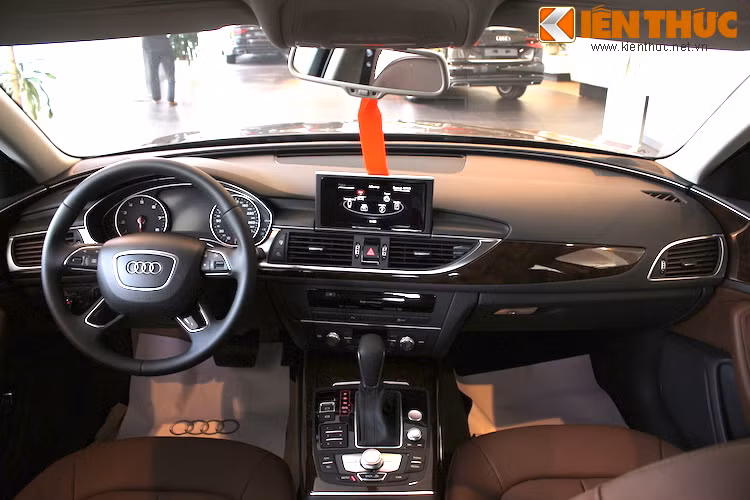 A6 Ultra được trang bị khá nhiều các tiện nghi cao cấp như nút Start/Stop. vô lăng đa chức năng, camera lùi, cảm biến mưa/ánh sáng/kính lái cách âm, cách nhiệt...