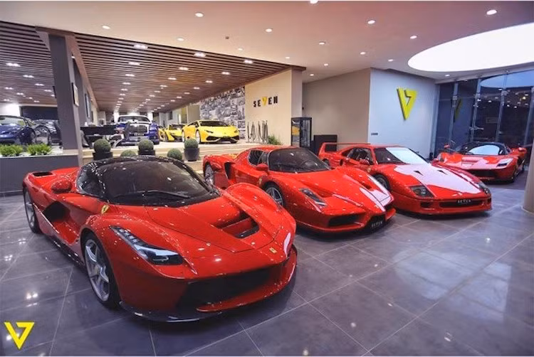 Nằm tại Riyadh, Ả-rập Xê-út, showroom Seven Car Lounge từng nổi tiếng khi đã đưa về cùng lúc cả 3 mẫu siêu xe hybrid hàng đầu hiện nay là LaFerrari, McLaren P1 và Porsche 918 Spyder để phục vụ các "đại gia" dầu mỏ, cùng hàng loạt những siêu xe tiếng tăm khác.