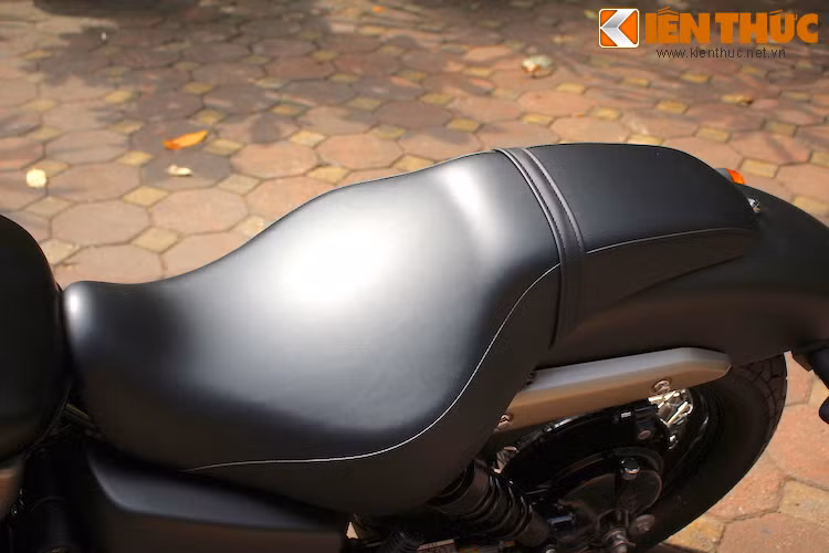 Bộ yên rộng và thấp trên Shadow Phantom. Người ngồi sau có yên rất hẹp và nhỏ so với người ngồi trước.