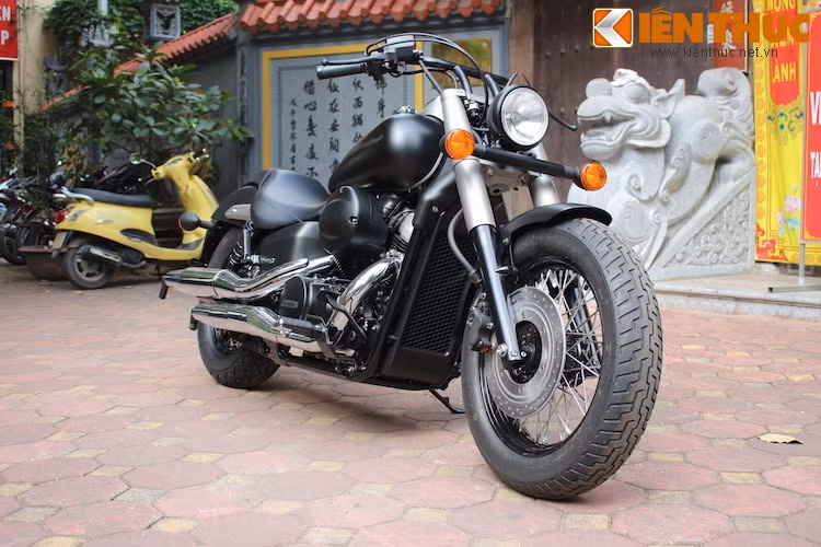 Trong số các dòng Shadow, phiên bản Phantom nổi bật nhờ có vẻ ngoài cổ điển nhưng đồng thời có những điểm nhấn màu đen như khung, động cơ, ghi đông và vành. Phiên bản Shadow Phantom mà các bạn đang thấy trong bài thậm chí còn "ngầu" hơn với nước sơn đen mờ.