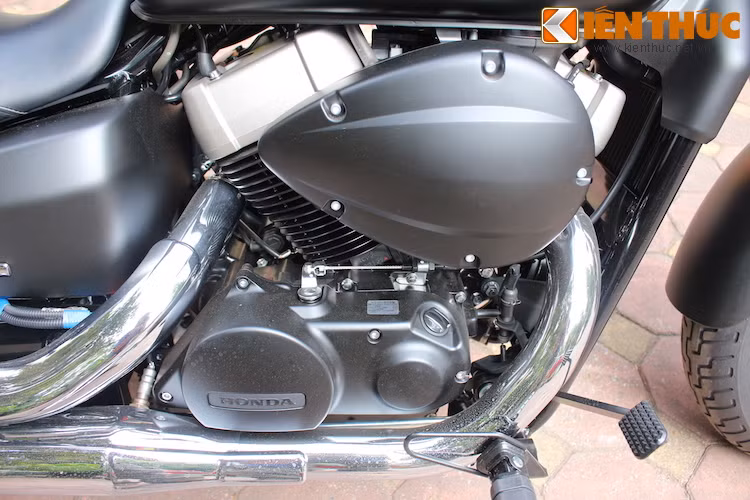 Honda không công bố chính xác sức mạnh của xe, nhưng hãng có cho biết rằng Shadow Phantom chỉ tiêu thụ 4,2 lít xăng/100 km - một con số khá ấn tượng với động cơ 750 cc.