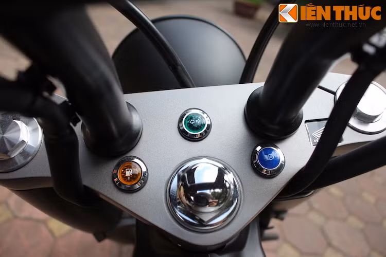 Phía trên chảng ba phía trước là 3 đèn báo khác gồm báo xăng, xi-nhan và pha. Dù đã sang tới phiên bản 2015 nhưng Honda vẫn quyết định giữ nguyên sự tối giản một cách tối đa cho Shadow.