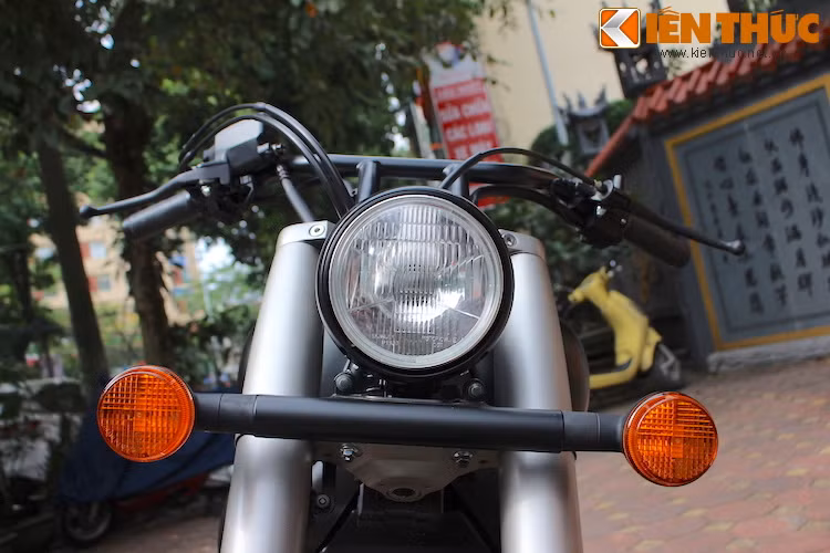 Có lịch sử từ năm 1983, Shadow Phantom 2015 vẫn mang vẻ ngoài truyền thống của một chiếc cruiser với phuộc trước dài và cụm đèn trước đơn giản.