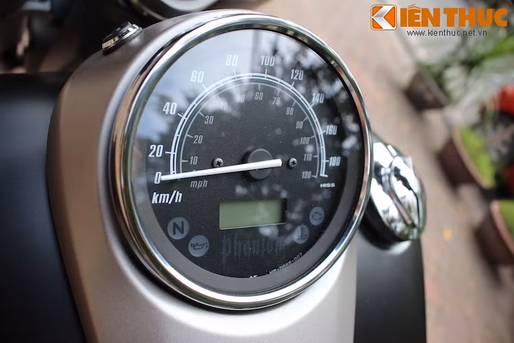 Bảng đồng hồ của xe đơn giản với duy nhất đồng hồ báo tốc, kèm theo một số đèn báo và màn hình LCD nhỏ để chỉ ODO và quãng đường đi được. Dù mang kiểu dáng cổ điển nhưng Shadow Phantom vẫn được trang bị chìa điện tử HISS như những mẫu xe PKL khác của Honda.