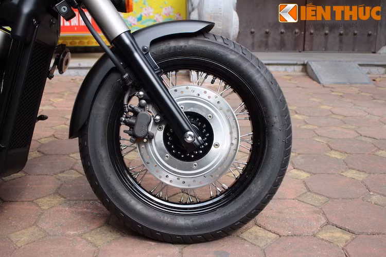 Chiếc xe được trang bị bánh căm ở cả trước lẫn sau, với lốp Dunlop bản lớn 120-90-17 cùng với phanh đĩa trước đơn 2 piston có đường kính 296 mm.