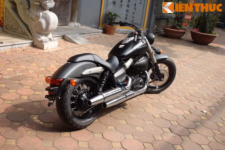 Toàn cảnh Honda Shadow Phantom 750 khi nhìn từ phía sau.