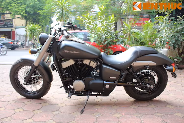 Kiểu dáng cruiser điển hình của Shadow Phantom được thể hiện qua vị trí ngồi thấp, tay lái rộng cong về sau và dàn để chân hướng về trước. Với độ dài trục cơ sở lên tới 1,64 mét, chiếc xe có dáng "trường" đầy hấp dẫn.