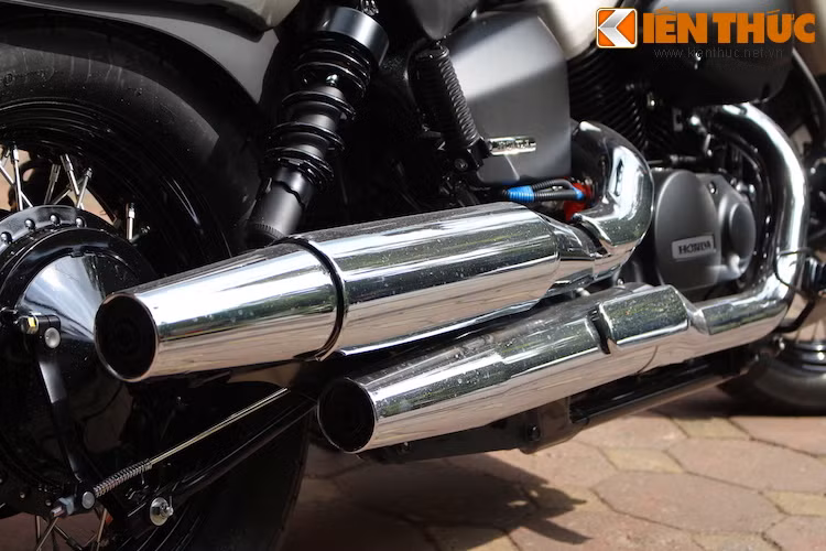 Khối động cơ V-Twin dẫn khí thải ra phía sau thông qua 2 ống xả được mạ chrome bóng loáng và đặt song song với nhau. Đây cũng là một trong điểm nhấn nổi bật nhất trên nền sơn xe đen mờ.