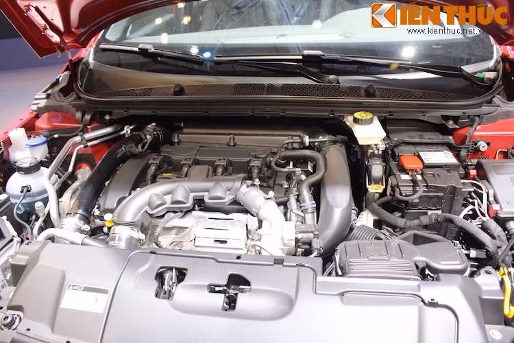 308 GT Line được trang bị khối động cơ xăng 1.6l 4 xi-lanh thẳng hàng tăng áp, đem tới công suất 156 mã lực và mô-men xoắn cực đại 240 Nm.