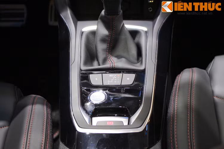 Đây là loại động cơ được Peugeot hợp tác phát triển với BMW và đã giành được nhiều giải thưởng danh giá. Kết hợp với hộp số tự động 6 cấp, chiếc xe có thể tăng tốc từ 0-100 km/h trong 7,8 giây trước khi đạt tốc độ tối đa 220 km/h.
