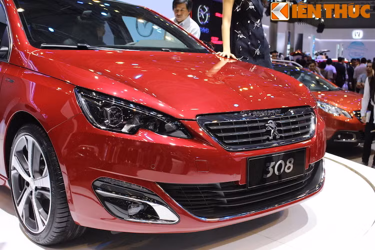 Đại diện cho thế hệ những chiếc Peugeot mới nằm nâng cao doanh số của hãng xe Pháp lâu đời này, dòng 308 sở hữu một thiết kế thời thượng, thể thao nhưng vẫn rất thanh lịch theo kiểu Âu.