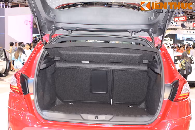 Với thể tích lên tới 470 lít, 308 GT Line sở hữu một trong những khoang hành lý lớn nhất phân khúc. Thậm chí nếu gập hàng ghế sau xuống, thể tích còn tăng lên thành 1300 lít.