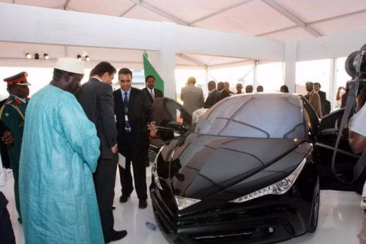 Trước tình trạng một số lượng lớn người dân Libya bị giết hay bị thương trên đường phố hàng năm, ông Gadhafi đã thiết kế ra chiếc xe đặc biệt này để bảo vệ họ.