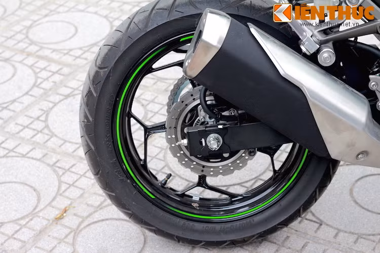 Lốp sau của xe có kích thước 140/70/17. Ống xả "zin" có tiếng nổ êm nhưng rất "hiền".