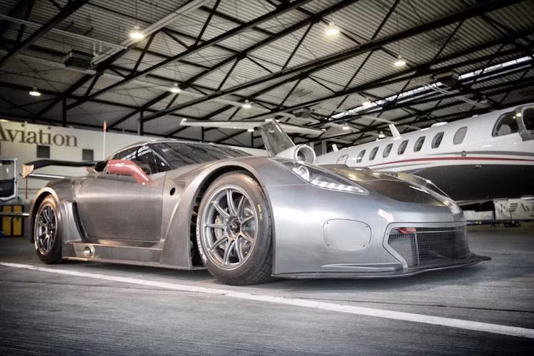 Dù dựa trên cơ sở Chevrolet Corvette C7 Stingray, nhưng Corvette C7 GT3-R lại có rất nhiều điểm khác biệt để có thể đạt hiệu năng tối đa trên đường đua.
