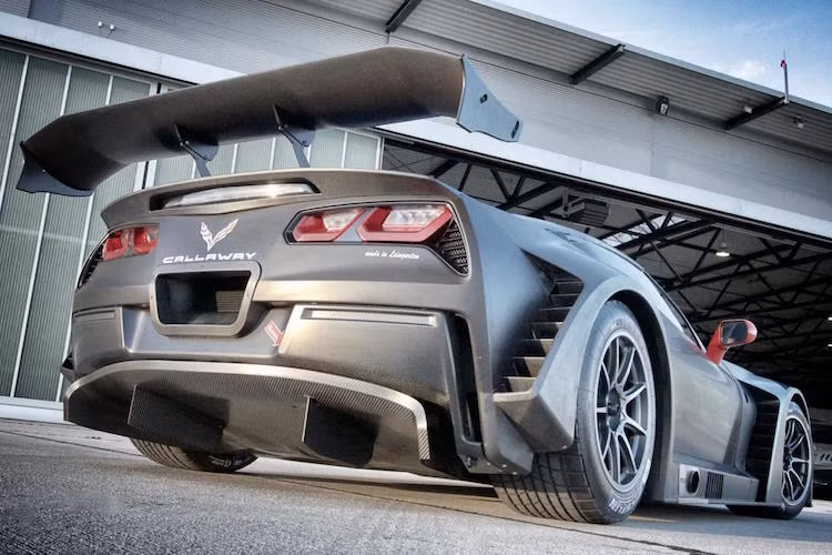 So với một chiếc Corvette thường, C7 GT3-R có thân rộng hơn rất nhiều để có thể lắp được bộ lốp đua bản lớn. Kèm theo đó là các khe hút gió, khe tản nhiệt và "vây" khí động học...