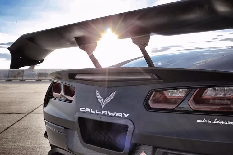 Giống mọi mẫu xe đua khác, Callaway Corvette C7 GT3-R được trang bị một cánh đuôi rất lớn ở phía sau với khả năng điều chỉnh góc nghiêng.