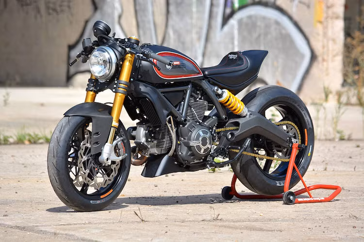 Chiếc Ducati Scrambler độ cafe racer này thuộc sở hữu của Christoph Werner - Phó chủ tịch ban quản lý của triển lãm xe máy Intermot nổi tiếng. Để khiến chiếc xe trở nên "không đụng hàng" ông đã nhờ tới hãng độ huyền thoại Marcus Walz "mổ xẻ" nó.