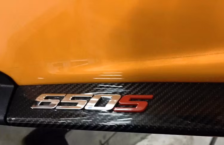 McLaren nổi tiếng với các giải pháp công nghệ cao cùng trọng lượng nhẹ, và hãng đã thể hiện rõ rệt điều đó trên 650S Spider với cấu trúc khung nguyên khối bằng sợi carbon MonoCell. Cấu trúc khung tương tự cũng được McLaren sử dụng trên cả MP4-12C trước đó và siêu xe đỉnh cao P1.