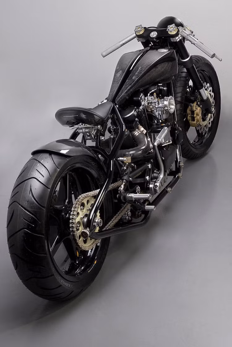 Phuộc trước lấy từ Ducati 916, trong khi bộ khung xe được Robb tự chế hoàn toàn.