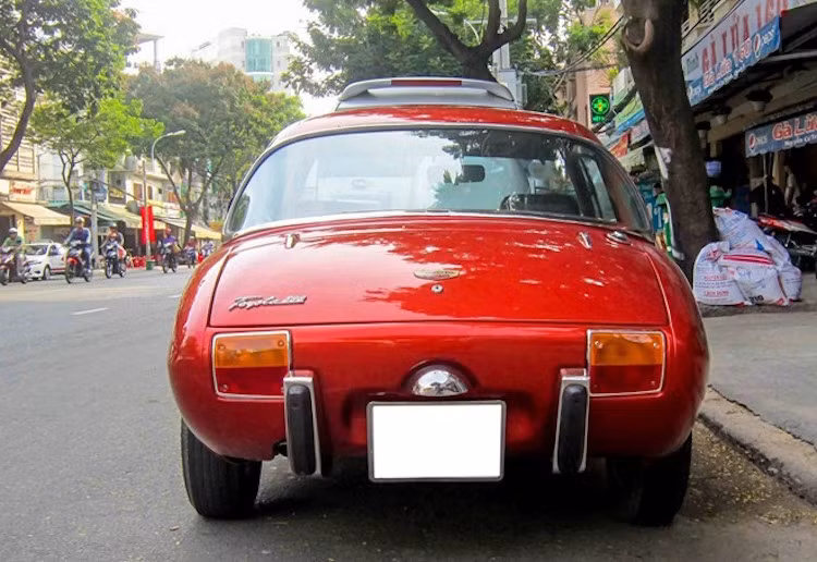 Toyota Sports 800 ra đời năm 1965 và có giá bán tại thời điểm đó tương đương 1.650 USD. So với những chiếc xe khác cùng thời, Sports 800 nổi bật với thiết kế "mượt mà" đầy tính khí động học, và gây ảnh hưởng tới kiểu dáng của "huyền thoại" 2000GT sau đó.