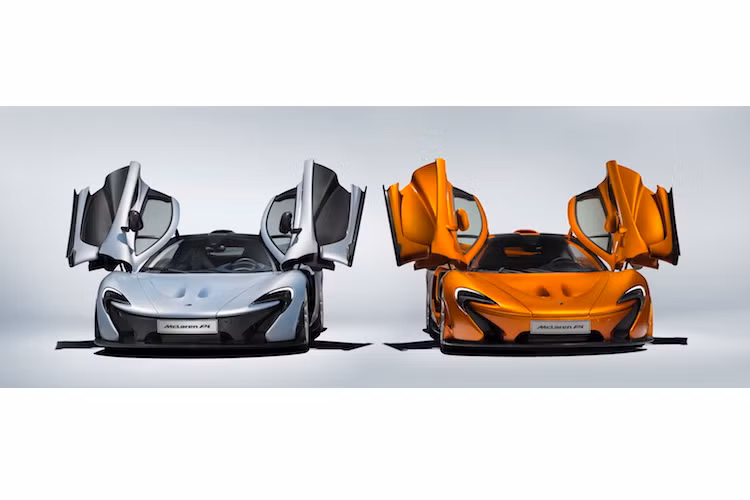 Bên trong nội thất của chiếc McLaren P1 cuối cùng được bọc trong Alcantara màu đen và cam, với chỉ thêu tương phản trên tay lái. Ngoài ra chiếc xe còn có các nút bấm màu đen bóng. Những chi tiết đặc biệt trong nội thất của xe do bộ phận đặc biệt McLaren Special Operation đảm nhận.