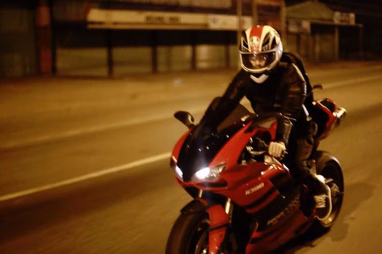 Bức ảnh với tên gọi "Đêm đông trên con đường vắng" của biker Lê Vũ Việt trên chiếc superbike Ducati 1098 của anh, chụp tại đường cao tốc HCM - Vũng Tàu.