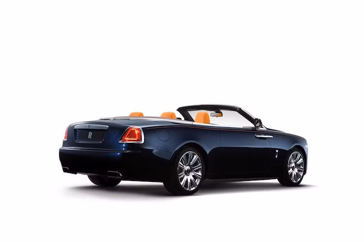 Mặc dù vậy, theo Rolls-Royce nhấn mạnh, Dawn vẫn là một chiếc xe khác Wraith khi có tới 80 % các chi tiết thân xe khác biệt.