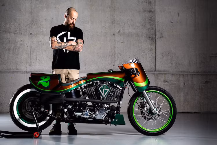 Dù không phải là một chiếc xe thoải mái khi lái, nhưng không thể phủ nhận rằng chiếc Harley của Tom trông cực kỳ phong cách. Đặc biệt hơn, nó hoàn toàn đủ điều kiện để lưu thông ngoài phố, khi Thuỵ Sĩ là một trong những nước có luật tiếng ồn nghiêm khắc nhất Thế giới.